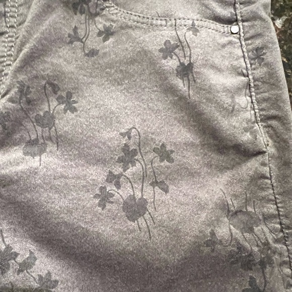 Ann Taylor The Skinny Grey w/Dark Grey Floral Print Pants/Jegging - Picture 6 of 13